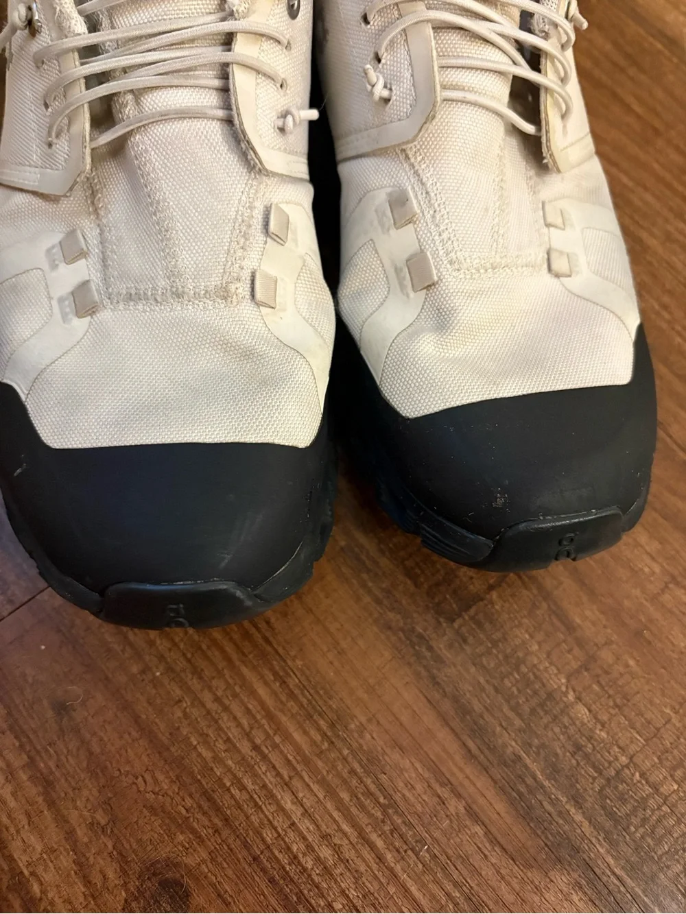 On Running Men’s Sneakers in Light Gray with Black Sole size 9